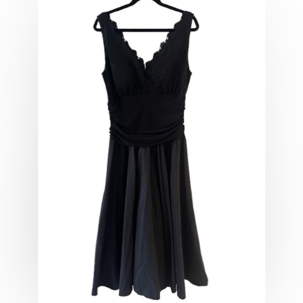 Vintage Willow Glenn New York Lace and Taffeta Fit and Flare Formal Gown
Size 16